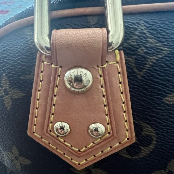 Louis Vuitton Manhattan PM, Authentic - Picture 9 of 16